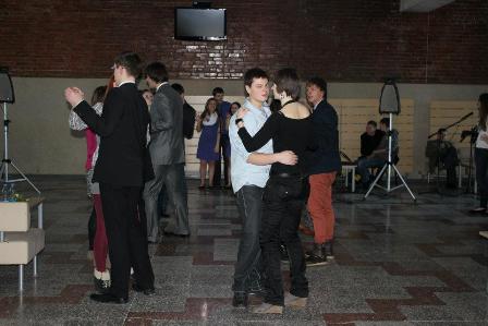 Purpurinio_choro_dainu_besiklausantys_studentai_judejo_valso_ritmum