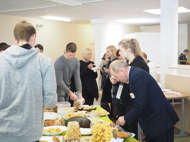 P4240159lunch10konfer2017